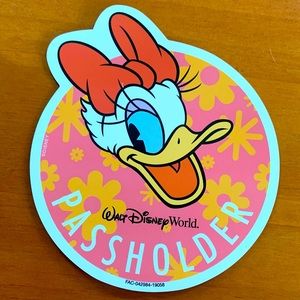 Daisy Duck Disney World Annual Passholder Magnet Limited Edition
